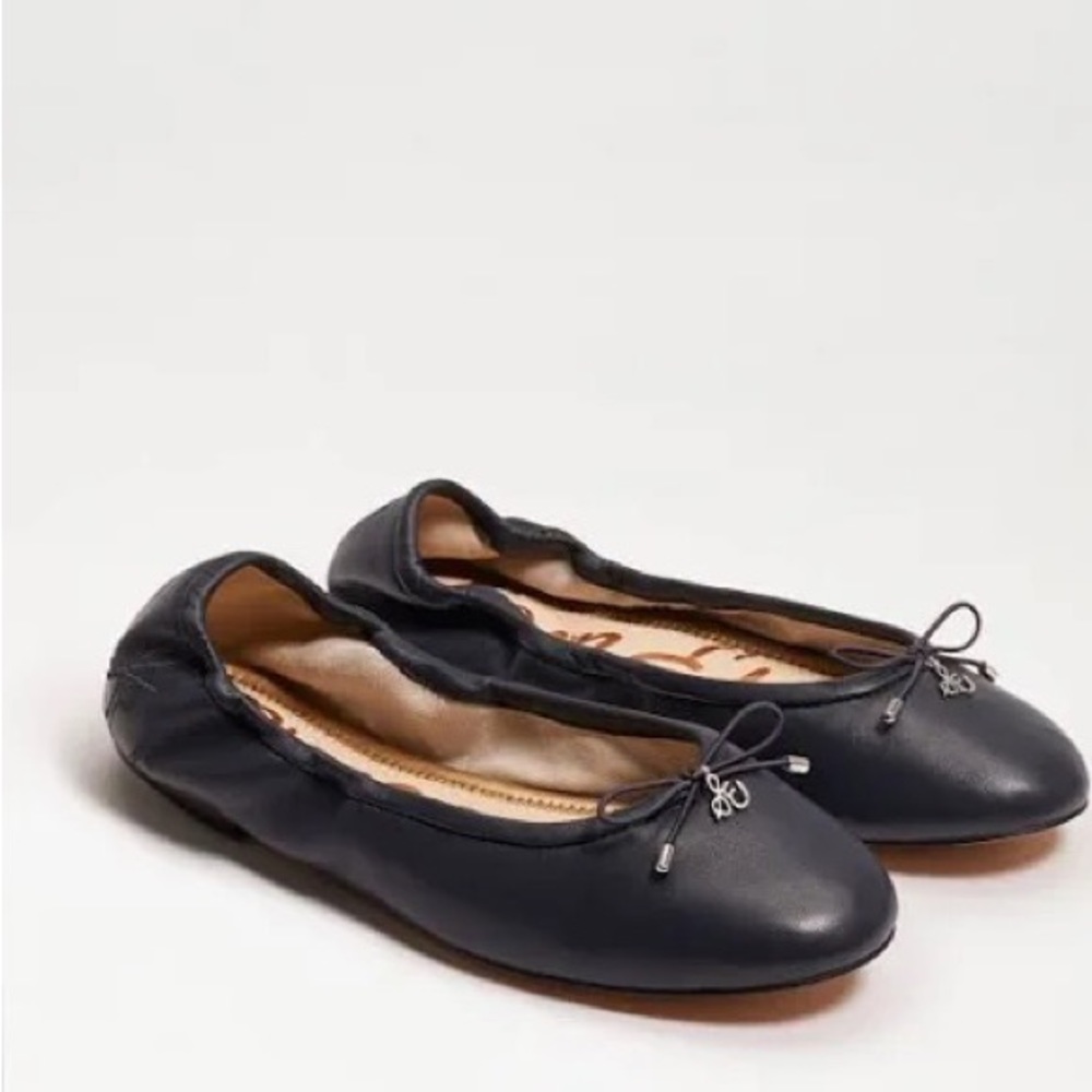 Authentic Sam Edelman:classic ballet flat unmatched in Navy like new condition.